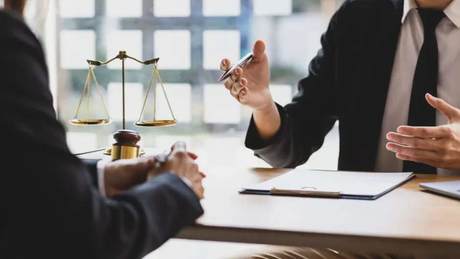 الوصول إلى العدالة والخدمات القانونية المجانية